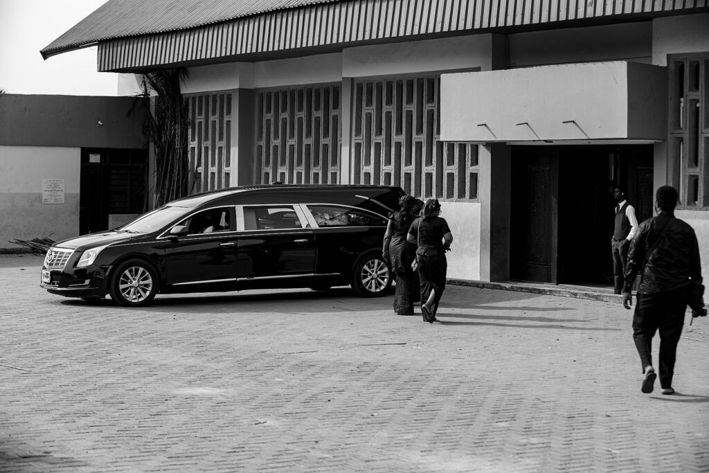 Carro funerário estacionado diante de igreja