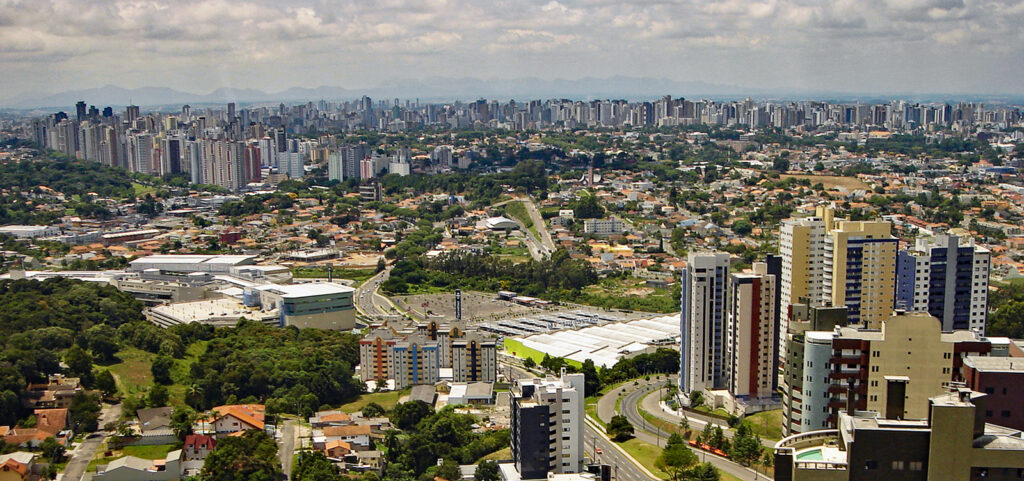 Vista panorâmica de Curitiba em dia de sol