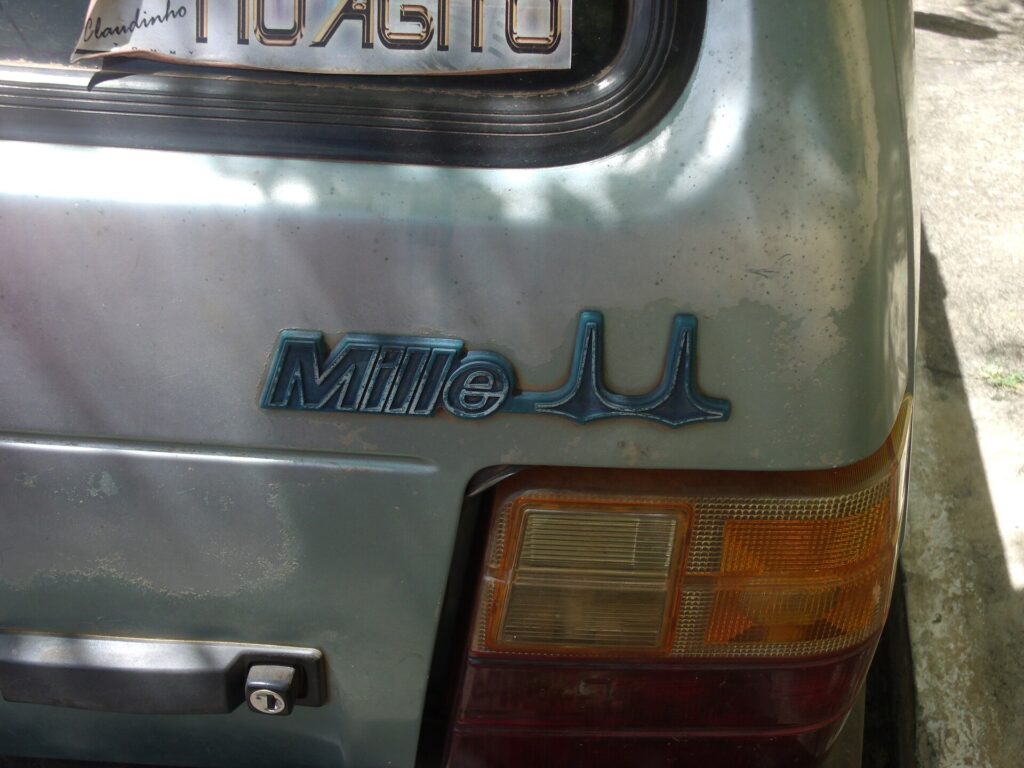 Fiat Uno Mille estacionado