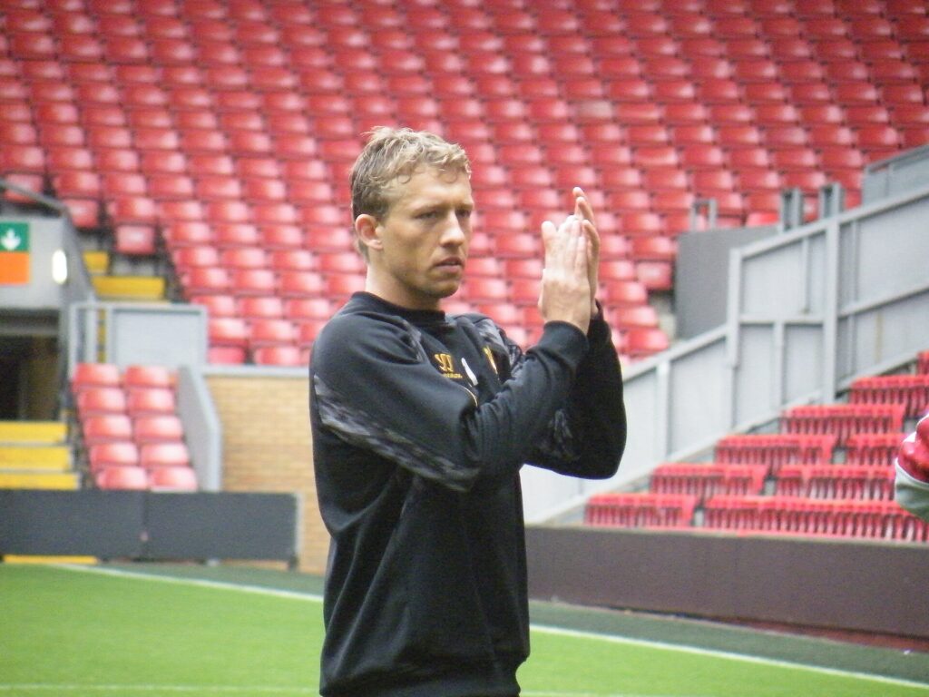 Lucas Leiva em ação pelo Liverpool