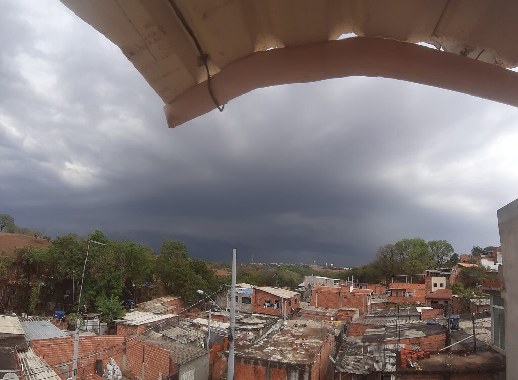 Nuvem de tempestade se aproxima antes de temporal