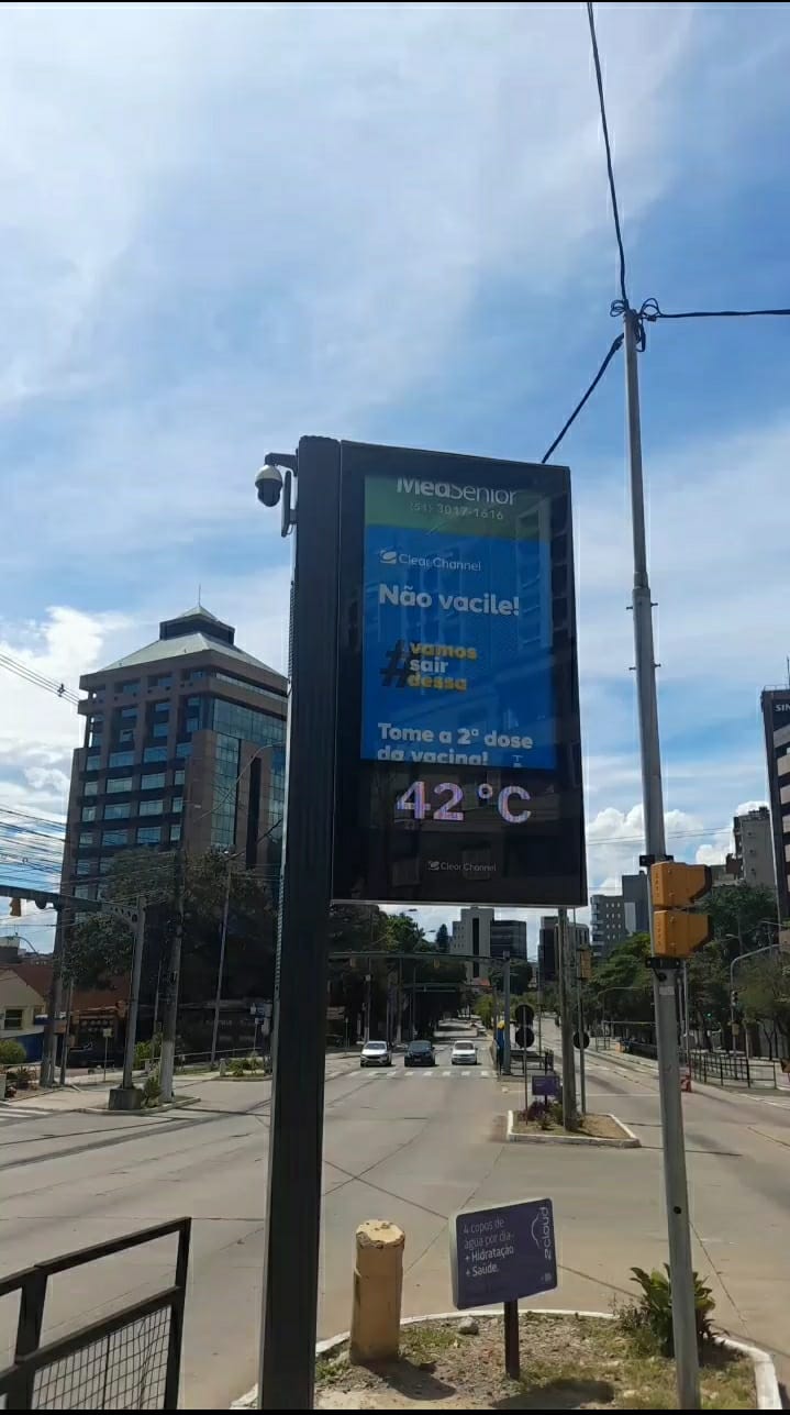 Termômetro de rua marca temperatura alta durante onda de calor